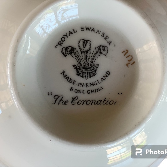 7 Discontinued Royal Swansea The Coronation Bone China Cream Soup Bowl & Saucers - Picture 3 of 3